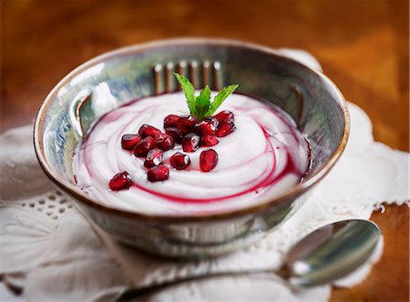 simsearch:659-08419665,k - Yoghurt with pomegranate seeds and mint Photographie de stock - Premium Libres de Droits, Code: 659-07599315