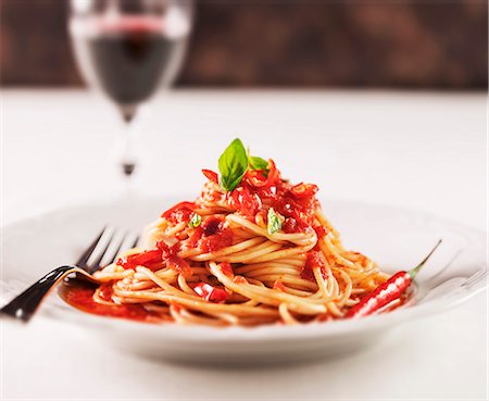 Spaghetti with tomato and chilli sauce Foto de stock - Sin royalties Premium, Código: 659-07599319