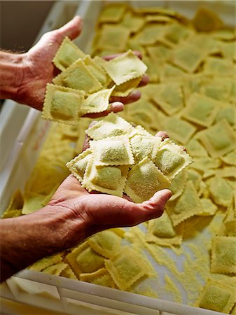 simsearch:659-07027253,k - Hands holding home-made ravioli Foto de stock - Sin royalties Premium, Código: 659-07599331