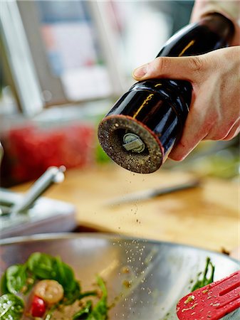 Salad being seasoned with black pepper Stockbilder - Premium RF Lizenzfrei, Bildnummer: 659-07599332