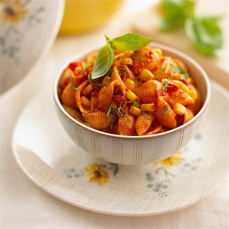 simsearch:659-03536275,k - Pasta shells with tomato sauce, sweetcorn and basil Photographie de stock - Premium Libres de Droits, Code: 659-07599365