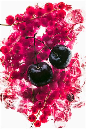 simsearch:659-07958768,k - Cherries on frozen redcurrants Stockbilder - Premium RF Lizenzfrei, Bildnummer: 659-07599370