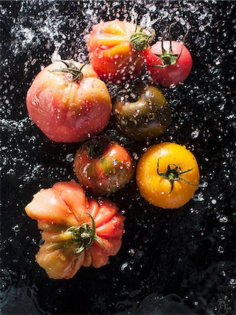 Tomatoes being sprayed with water Foto de stock - Sin royalties Premium, Código: 659-07599394