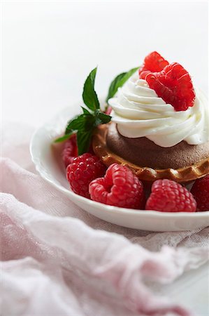 simsearch:632-05553661,k - Chocolate Chiffon Tart with Fresh Raspberries Photographie de stock - Premium Libres de Droits, Code: 659-07609588