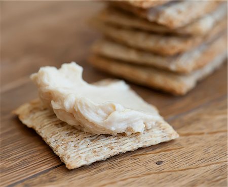 spread - Cracker with houmous Stock Photo - Premium Royalty-Free, Code: 659-07609599