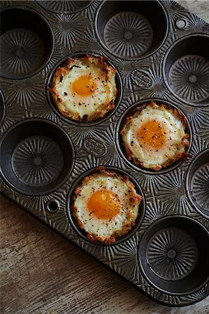 Eggs in baked hash brown nest with goat cheese and arugula filling Stock Photo - Premium Royalty-Free, Code: 659-07609591