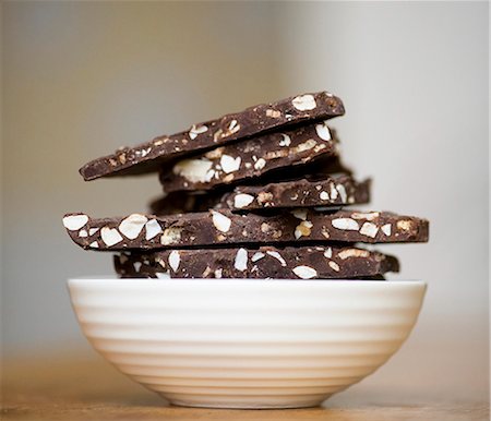 schokoladenstück - Chocolate nut brittle, stacked Stockbilder - Premium RF Lizenzfrei, Bildnummer: 659-07609607