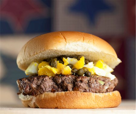 Hamburger with capers and egg Photographie de stock - Premium Libres de Droits, Code: 659-07609600