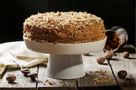 simsearch:659-08940796,k - Honey cake with walnuts Photographie de stock - Premium Libres de Droits, Code: 659-07609620