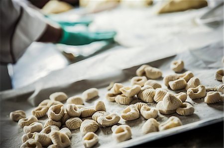 dry the bed sheets - Fresh gnocchi on a tray Stock Photo - Premium Royalty-Free, Code: 659-07609636