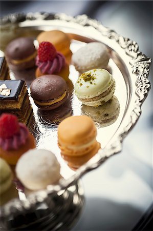 Assorted macaroons on a silver tray Photographie de stock - Premium Libres de Droits, Code: 659-07609637