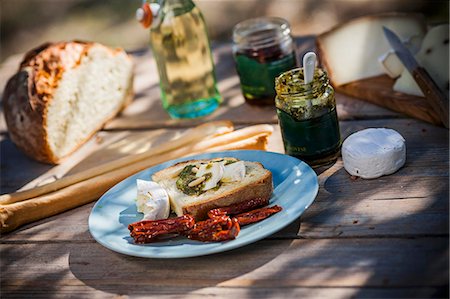 simsearch:659-06373860,k - Bruschetta al pesto e formaggio (toast with pesto and cheese) Foto de stock - Sin royalties Premium, Código: 659-07609638