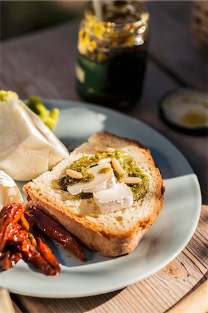 simsearch:659-06902690,k - Bruschetta al pesto e formaggio (toast with pesto and Camembert) Stock Photo - Premium Royalty-Free, Code: 659-07609631