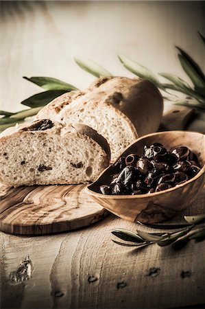 simsearch:659-08419541,k - Olive bread and black olives Foto de stock - Sin royalties Premium, Código: 659-07609641