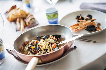 fry pan - Linguine ai frutti di mare (pasta with seafood, Italy) Stock Photo - Premium Royalty-Free, Code: 659-07609654