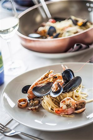 europeo meridional - Linguine ai frutti di mare (pasta with seafood, Italy) Foto de stock - Sin royalties Premium, Código: 659-07609655