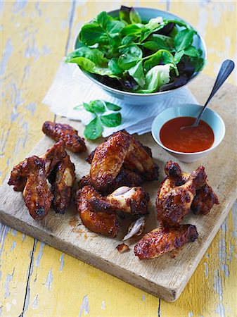 Spicy chicken wings with chipotle, chilli sauce and lettuce Fotografie stock - Premium Royalty-Free, Codice: 659-07609665