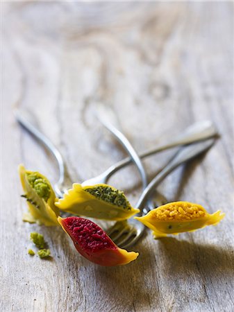 spear (weapon) - Ravioli with various fillings, skewered on forks Foto de stock - Sin royalties Premium, Código: 659-07609675