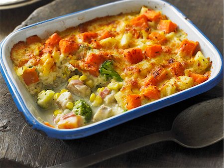 Haddock gratin with sweet potatoes and broccoli Photographie de stock - Premium Libres de Droits, Code: 659-07609670