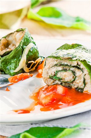 simsearch:659-06495240,k - Rolled comfrey with freekeh filling and tomato sauce Foto de stock - Sin royalties Premium, Código: 659-07609707