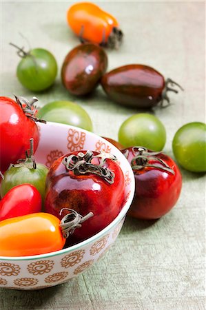 Colourful tomatoes, some in a bowl Photographie de stock - Premium Libres de Droits, Code: 659-07609709