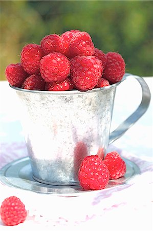 simsearch:659-03537384,k - Raspberries in a zinc cup Foto de stock - Royalty Free Premium, Número: 659-07609727