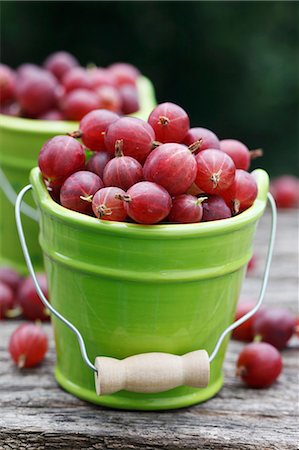 simsearch:659-06903612,k - Red gooseberries in small ceramic buckets Photographie de stock - Premium Libres de Droits, Code: 659-07609728