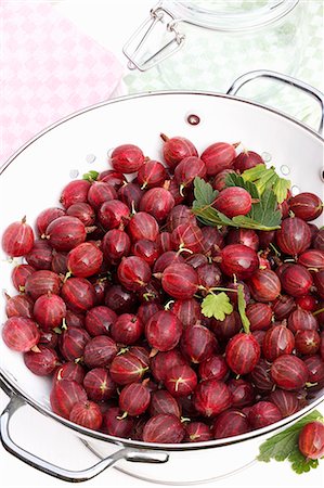 simsearch:659-03535903,k - Red gooseberries in a colander Stockbilder - Premium RF Lizenzfrei, Bildnummer: 659-07609730