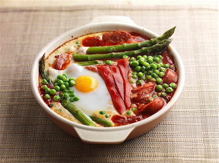 simsearch:659-08896032,k - Baked eggs red pepper asparagus peas and chorizo Photographie de stock - Premium Libres de Droits, Code: 659-07609749