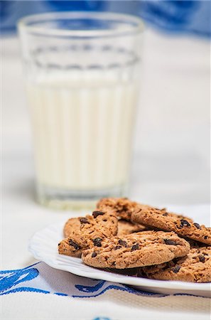 Chocolate Chip Cookies with Glass of Milk Stock Photo - Premium Royalty-Free, Code: 659-07609741