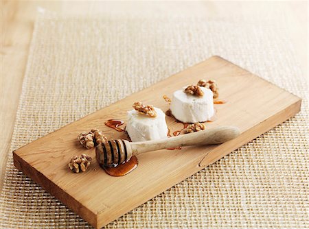 simsearch:659-03528070,k - Sheeps cheese with honey and walnuts Foto de stock - Sin royalties Premium, Código: 659-07609752