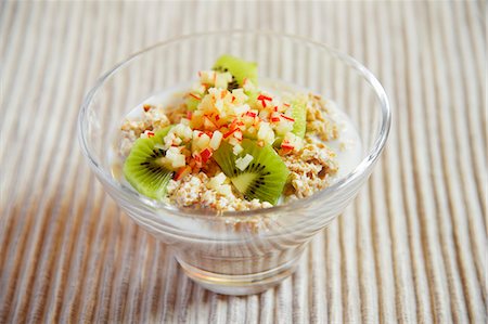 rolled oats - Porridge with apple and kiwi Photographie de stock - Premium Libres de Droits, Code: 659-07609762