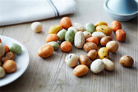 Assorted rice crackers with seaweed and peanuts (Japan) Stock Photo - Premium Royalty-Free, Code: 659-07609778