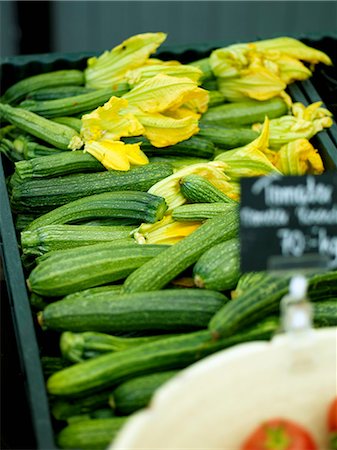 simsearch:659-06153567,k - Fresh courgettes, some with flowers, in a crate on a market stall Stock Photo - Premium Royalty-Free, Code: 659-07609779
