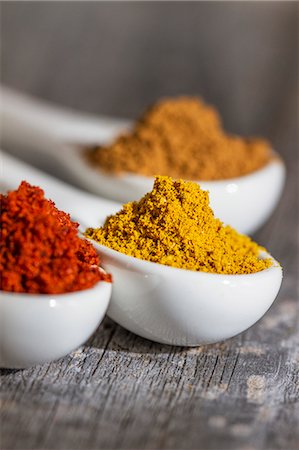 essen (nahrung) - Three spoons of different spices (close-up) Stockbilder - Premium RF Lizenzfrei, Bildnummer: 659-07609771