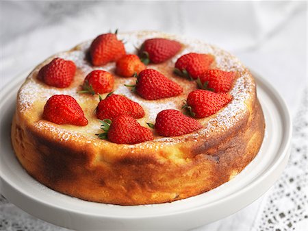 simsearch:659-06154595,k - Gluten-free cheesecake with strawberries Stock Photo - Premium Royalty-Free, Code: 659-07609786