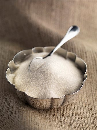 sucre - Granulated cane sugar in a sugar bowl Photographie de stock - Premium Libres de Droits, Code: 659-07609794