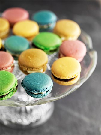 simsearch:659-07068865,k - Gluten-free macaroons on a cake stand Foto de stock - Royalty Free Premium, Número: 659-07609791