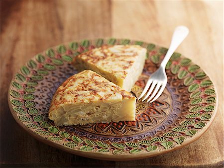 Two slices of Spanish omelette on a ceramic plate Photographie de stock - Premium Libres de Droits, Code: 659-07609807