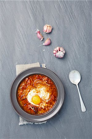 soup top view - Garlic soup with chorizo and egg Photographie de stock - Premium Libres de Droits, Code: 659-07609814