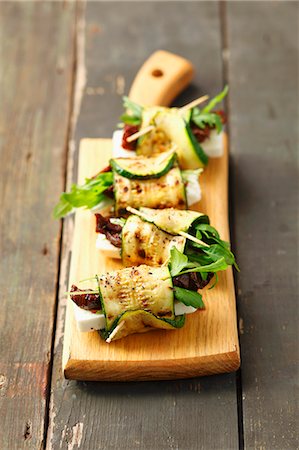 simsearch:659-08147236,k - Grilled rolled slices of courgette filled with rocket, feta and sundried tomatoes Photographie de stock - Premium Libres de Droits, Code: 659-07609816