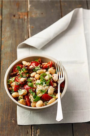 simsearch:659-06494661,k - Bean salad with cherry tomatoes, sundried tomatoes, mozzarella and herbs Photographie de stock - Premium Libres de Droits, Code: 659-07609819