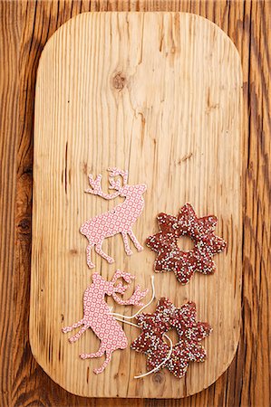 planche - Lebkuchen stars (spiced soft gingerbread from Germany) and Christmas tags on a chopping board Photographie de stock - Premium Libres de Droits, Code: 659-07609827
