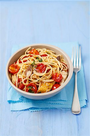 Spaghetti with cherry tomatoes and smoked mackerel Stockbilder - Premium RF Lizenzfrei, Bildnummer: 659-07609823