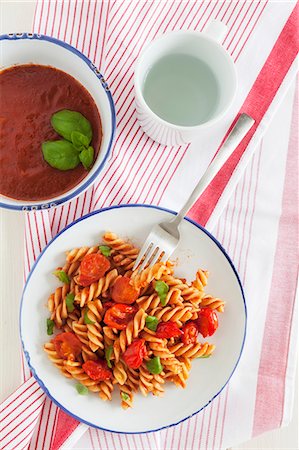 simsearch:659-06671702,k - Fusilli with tomato sauce and basil Photographie de stock - Premium Libres de Droits, Code: 659-07609889