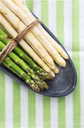 Green and white asparagus, tied in bundles, on a plate Photographie de stock - Premium Libres de Droits, Code: 659-07609898
