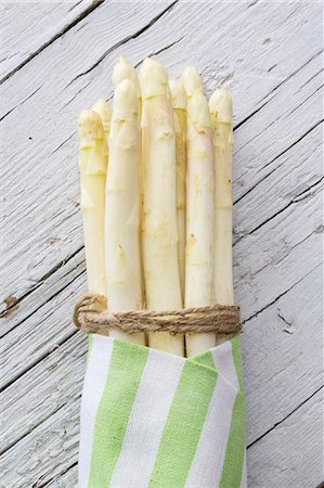 White asparagus, tied in a bundle, in a striped cloth Stock Photo - Premium Royalty-Free, Code: 659-07609899