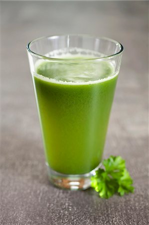 a cocktail made out of fresh vegetable and fruit - juice / apple, salad, cucumber, celery Stock Photo - Premium Royalty-Free, Code: 659-07609934