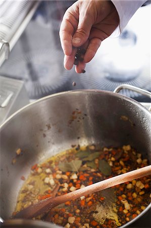 Seasoning pieces of carrots and onions frying in a pot, for a typical Czech dish called Svickova Foto de stock - Sin royalties Premium, Código: 659-07609958