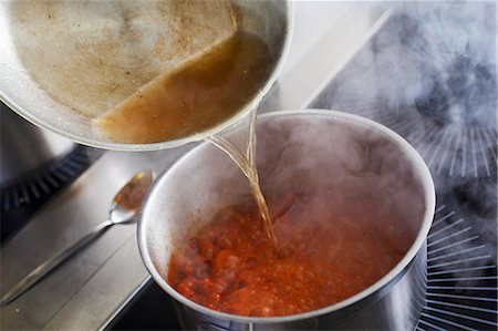 rosbif - preparation of the sauce for a typical Czech dish called Svickova Foto de stock - Sin royalties Premium, Código: 659-07609953